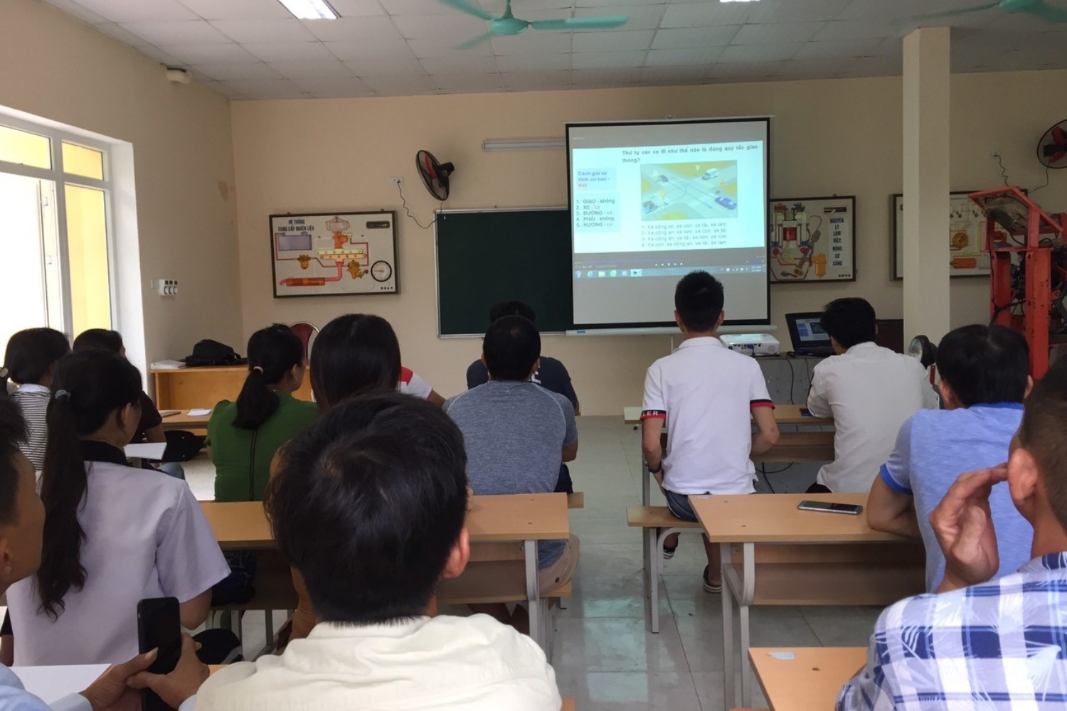 học lý thuyết bằng lái ô tô