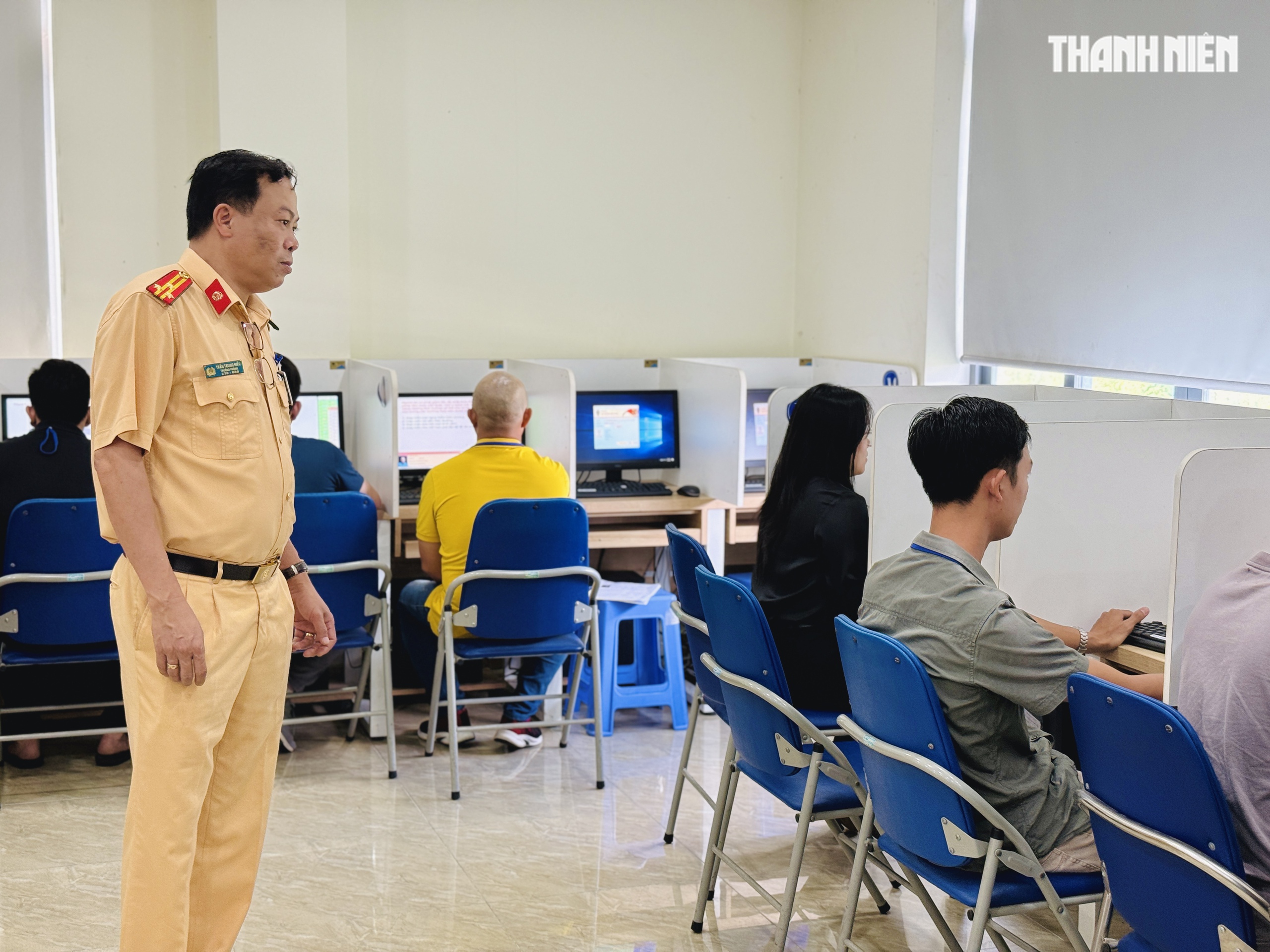Thượng tá Trần Trung Hiếu, Trưởng phòng PC08 kiêm Chủ tịch Hội đồng theo dõi công tác tổ chức thi tại phòng thi lý thuyết

