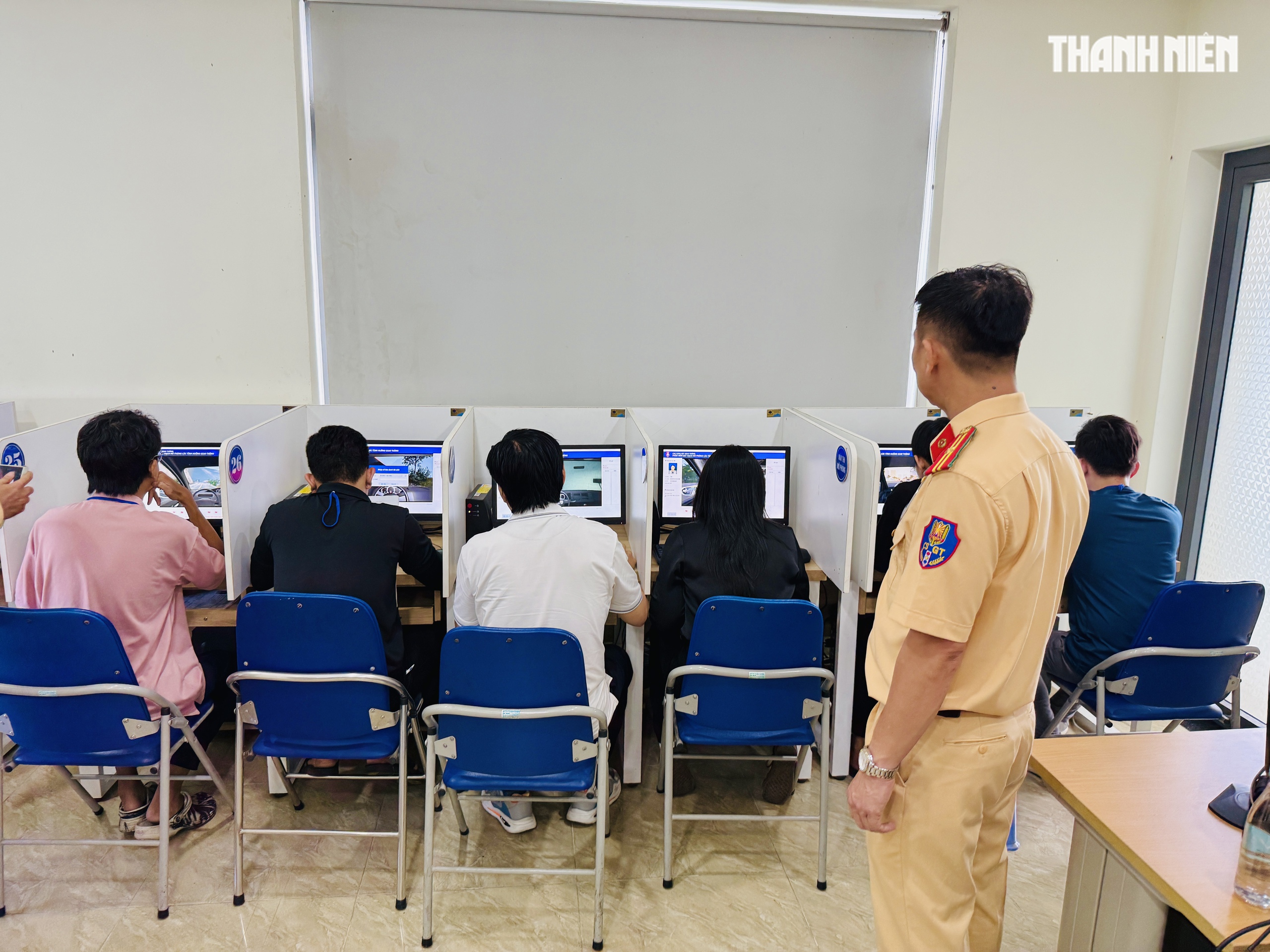 Có 4 phần thi lý thuyết, mô phỏng, thực hành, đường trường trong bài thi, thí sinh có thể thi từng nội dung, nếu 1 nội dung rớt thì vẫn được tiếp tục thi nội dung khác. Các nội dung thi đậu được bảo lưu 1 năm, chờ thí sinh đăng ký thi lại phần thi rớt để xét kết quả