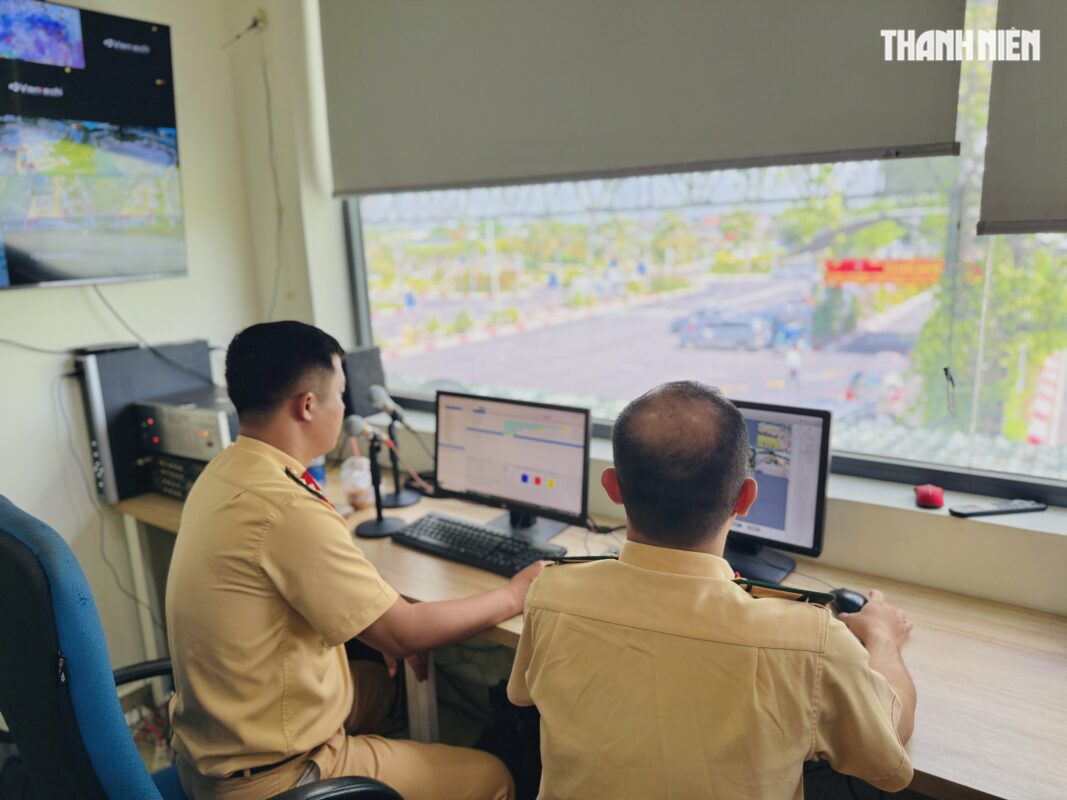 CSGT quan sát, chấm điểm từ hệ thống camera giám sát để theo dõi bài thi thực hành của thí sinh

