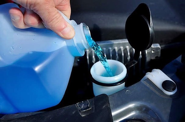 Thường xuyên kiểm tra các dung dịch làm mát khi lái ô tô đường dài trong thời tiết nắng nóng.