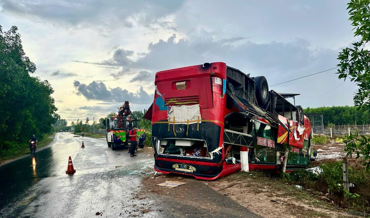 Hiện trường xe khách lật trên Quốc lộ 55. Ảnh: Duy Tuấn