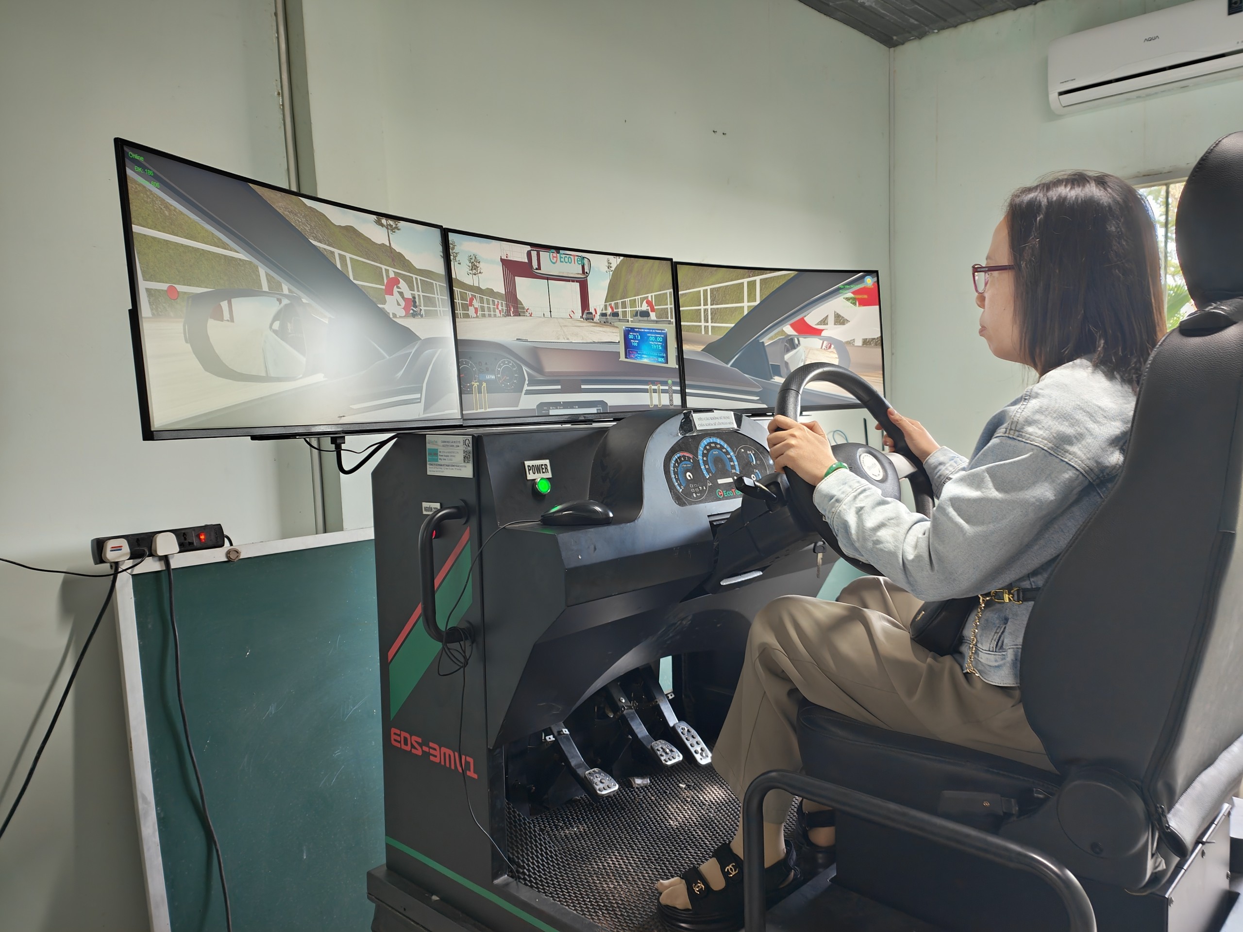 Học viên học cabin mô phỏng tại trung tâm GDNN Quyết Thắng.