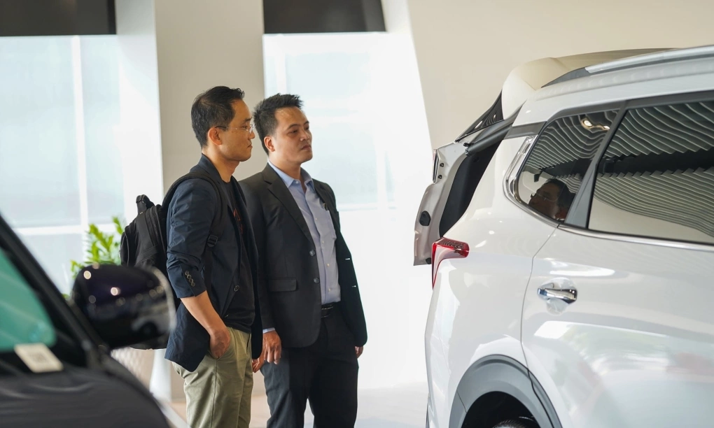 Khách hàng tham khảo một mẫu xe Kia tại Bình Dương. Ảnh: VnExpress.